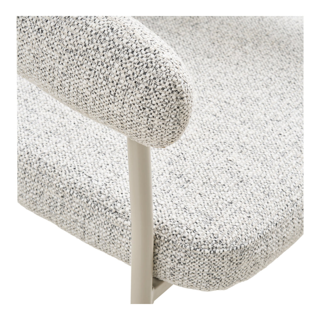 Détail accoudoir et assise fauteuil Trivio tissu bouclé gris chiné rembourrage généreux