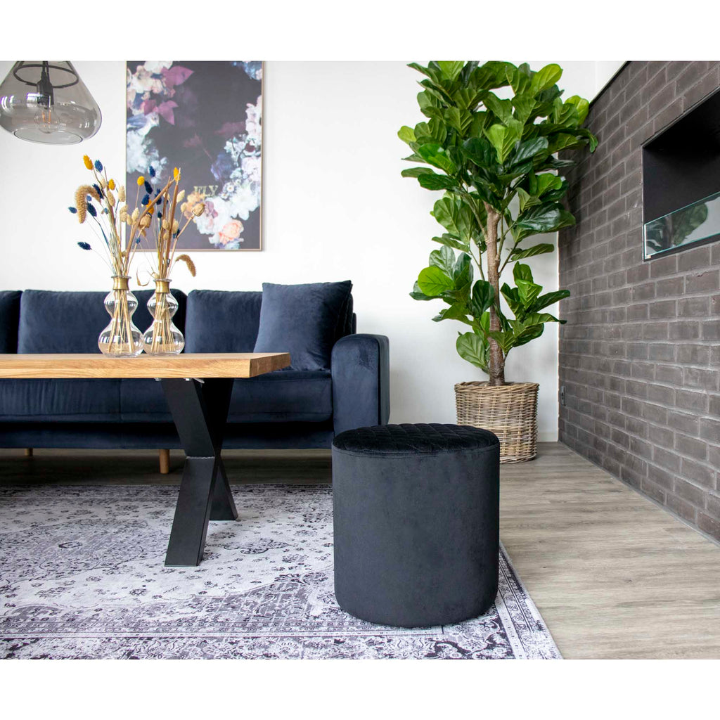 Ficus lyrata artificiel dans panier rotin naturel salon contemporain canapé bleu cheminée éthanol
