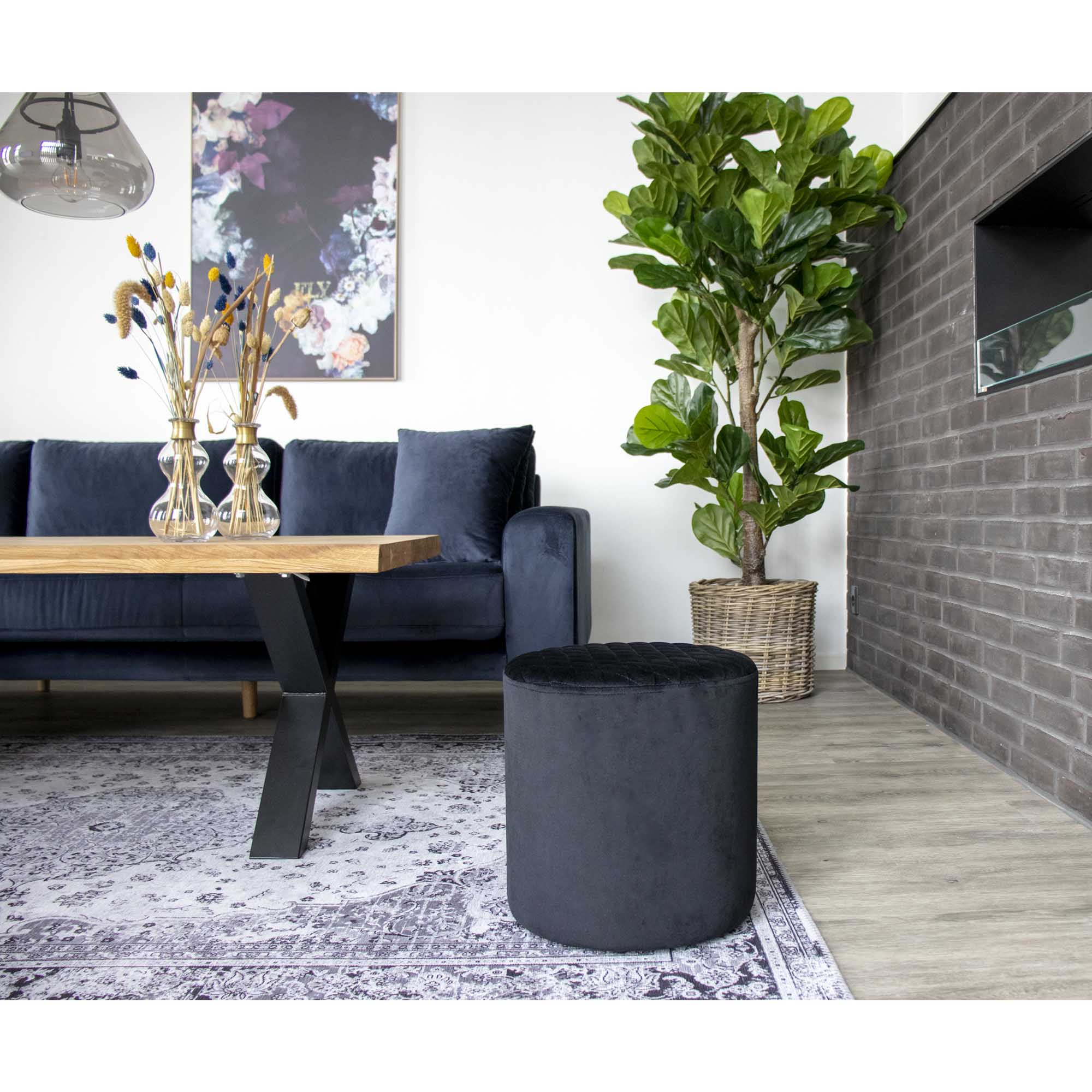 Ficus lyrata artificiel dans panier rotin naturel salon contemporain canapé bleu cheminée éthanol