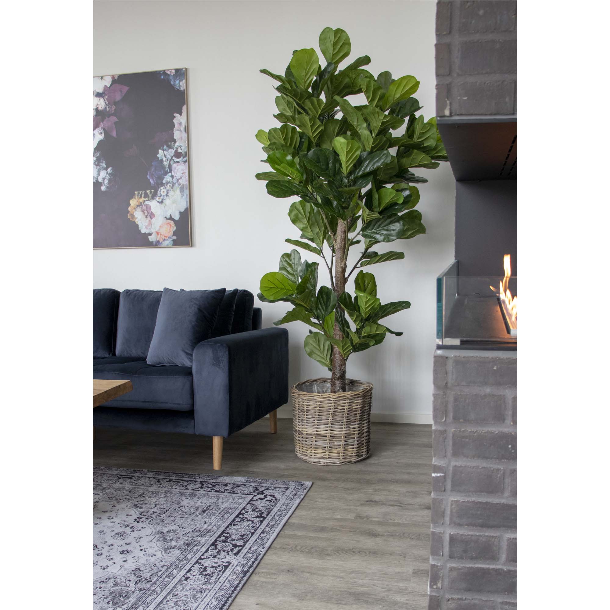 Ficus lyrata artificiel 190cm dans panier rotin naturel salon velours bleu cheminée style contemporain