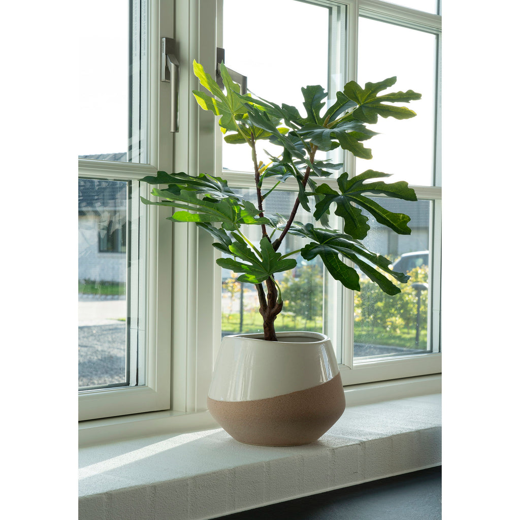 Figuier artificiel vert 60cm dans cache-pot céramique blanc beige sur rebord de fenêtre lumineuse