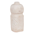 Figurine décorative ciment beige idole tribale gravée 6,5x15 cm vue trois quarts