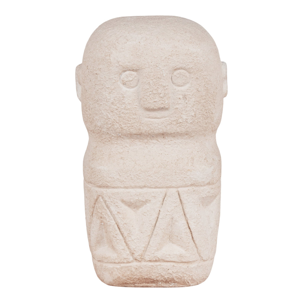 Petite figurine ciment beige sablé idole anthropomorphe motifs triangles vue de face