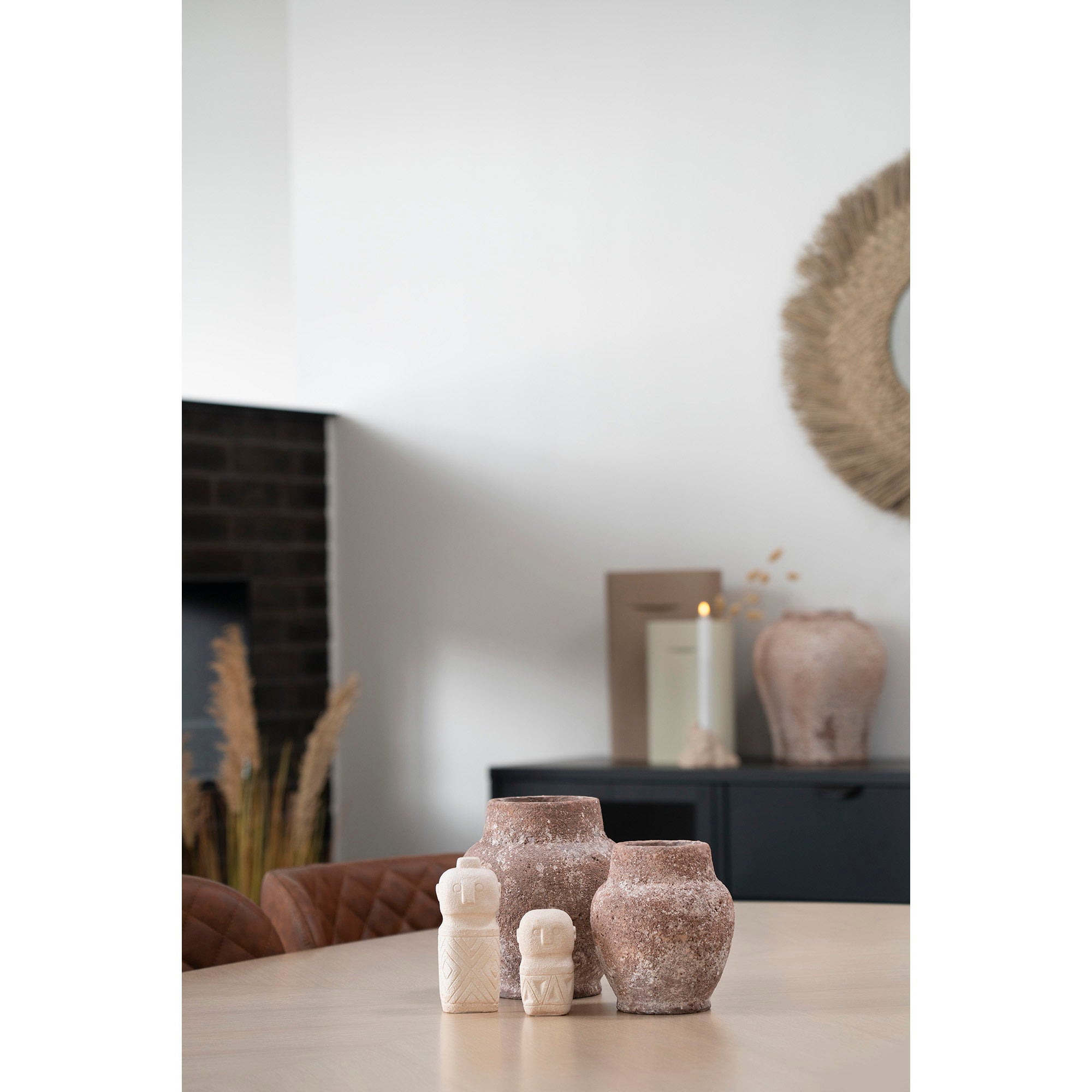 Petite figurine ciment beige composition table avec grandes figurines tribales vases