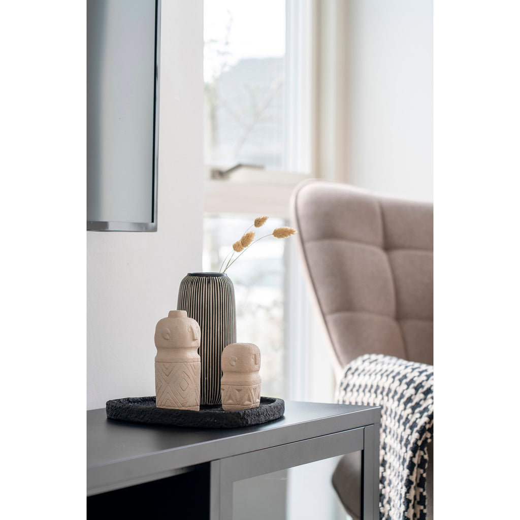 Petite figurine ciment beige tribale sur plateau noir bureau salon fauteuil capitonné