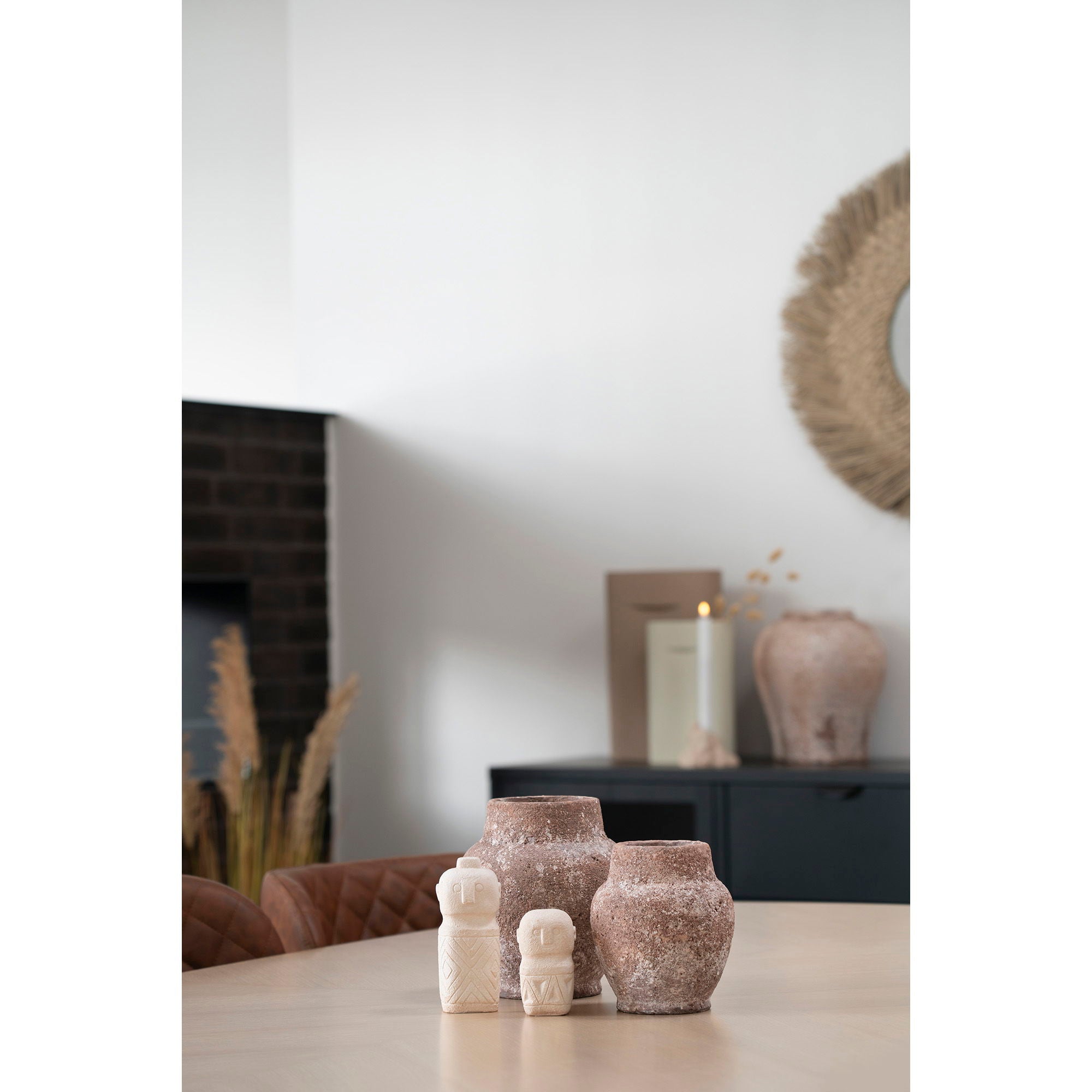 Deux figurines ciment beige idole tribale composition table avec vases céramique