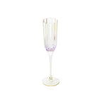 Flûte à champagne en verre côtelé vue en plongée avec son bord festonné et son pied bordé de doré