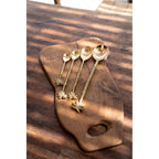 Fourchette de service Palmier à cuilleron fendu et trois cuillères au palmier sur une planche en bois