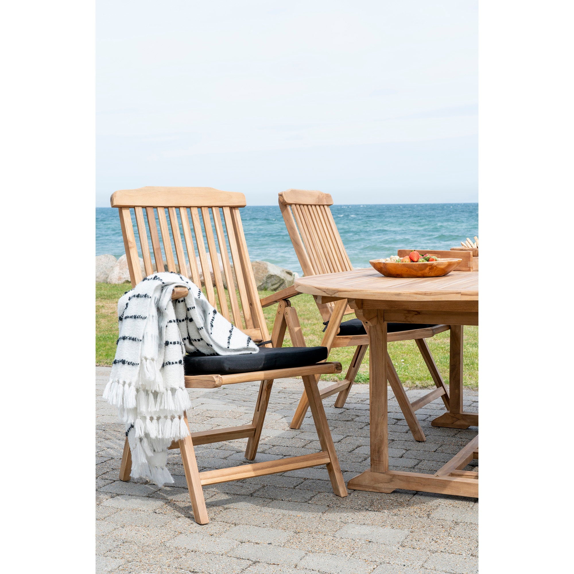 Galette Alture noire sur chaise teck pliante terrasse vue côté mer avec plaid