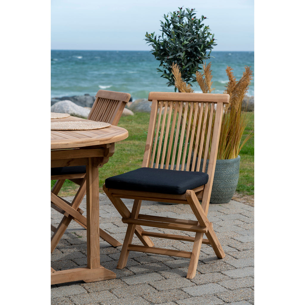 Galette Alture noire sur chaise teck pliante terrasse bord mer avec table extensible