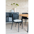 Galette fourrure blanche sur chaise noire salle à manger style nordique table bois