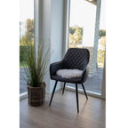 Galette vraie peau d'agneau ivoire posée sur fauteuil noir capitonné ambiance scandinave lumineuse