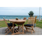 Galettes Alture noires sur des chaises pliantes en bois autour d'une table ovale au bord de la mer