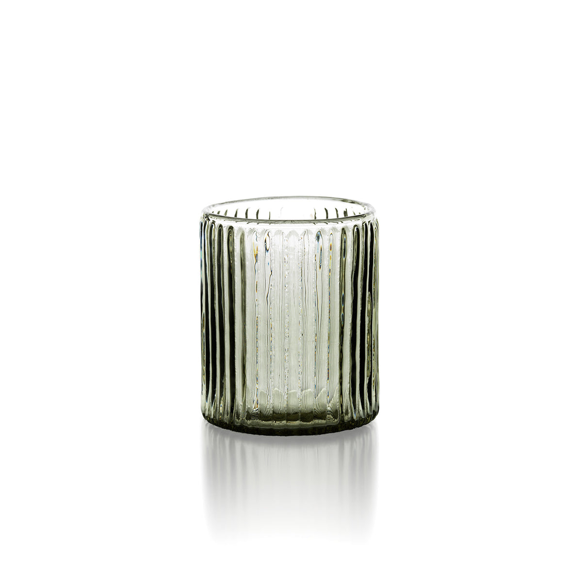 Gobelet à côtes verticales en verre gris fumé vu de face