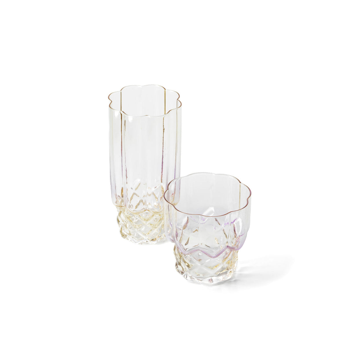 Gobelet en verre rose irisé devant un verre haut de la même ligne au motif losange