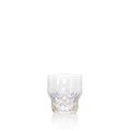 Gobelet en verre rose irisé vu de face bord festonné et base à motif losange aux reflets ambrés