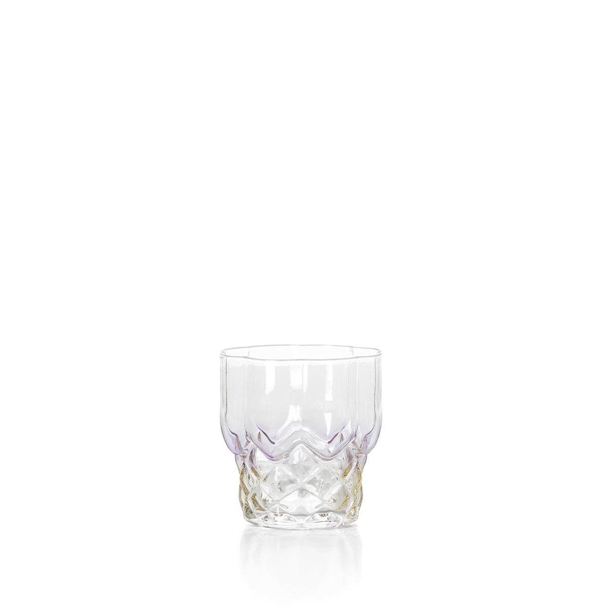 Gobelet en verre rose irisé vu de face bord festonné et base à motif losange aux reflets ambrés