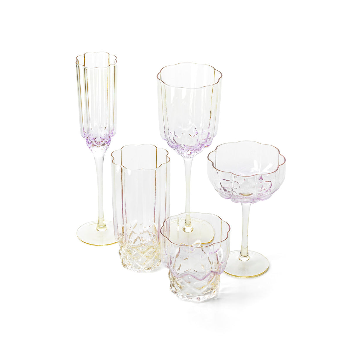 Gobelet en verre rose irisé au premier plan vu en plongée parmi un verre haut une flûte un verre à pied et une coupe de la même ligne