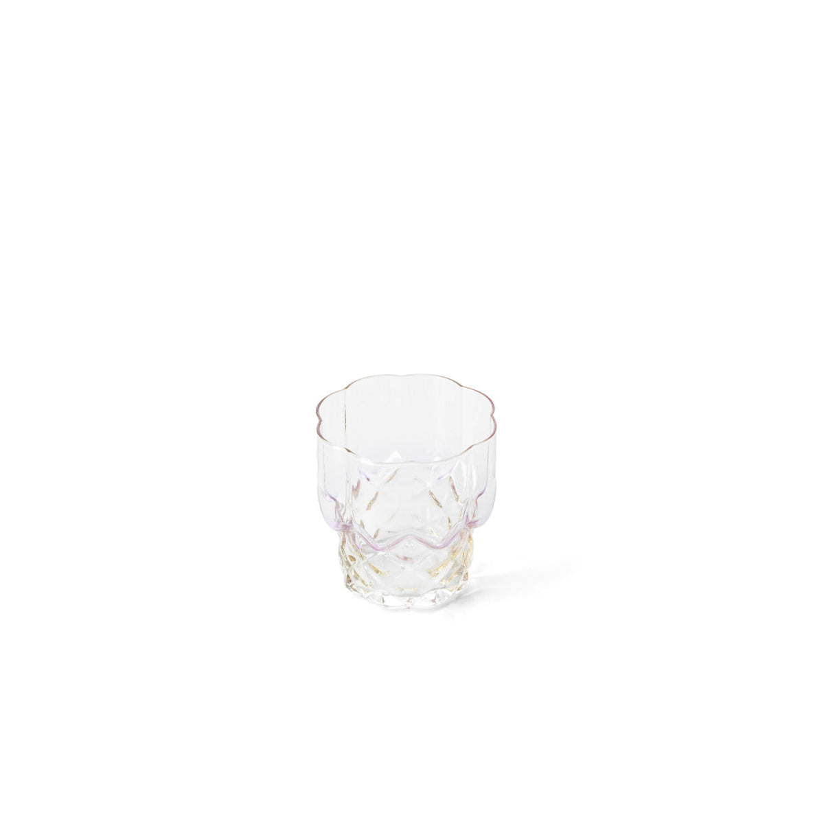 Gobelet en verre rose irisé vu en plongée avec son bord festonné en corolle