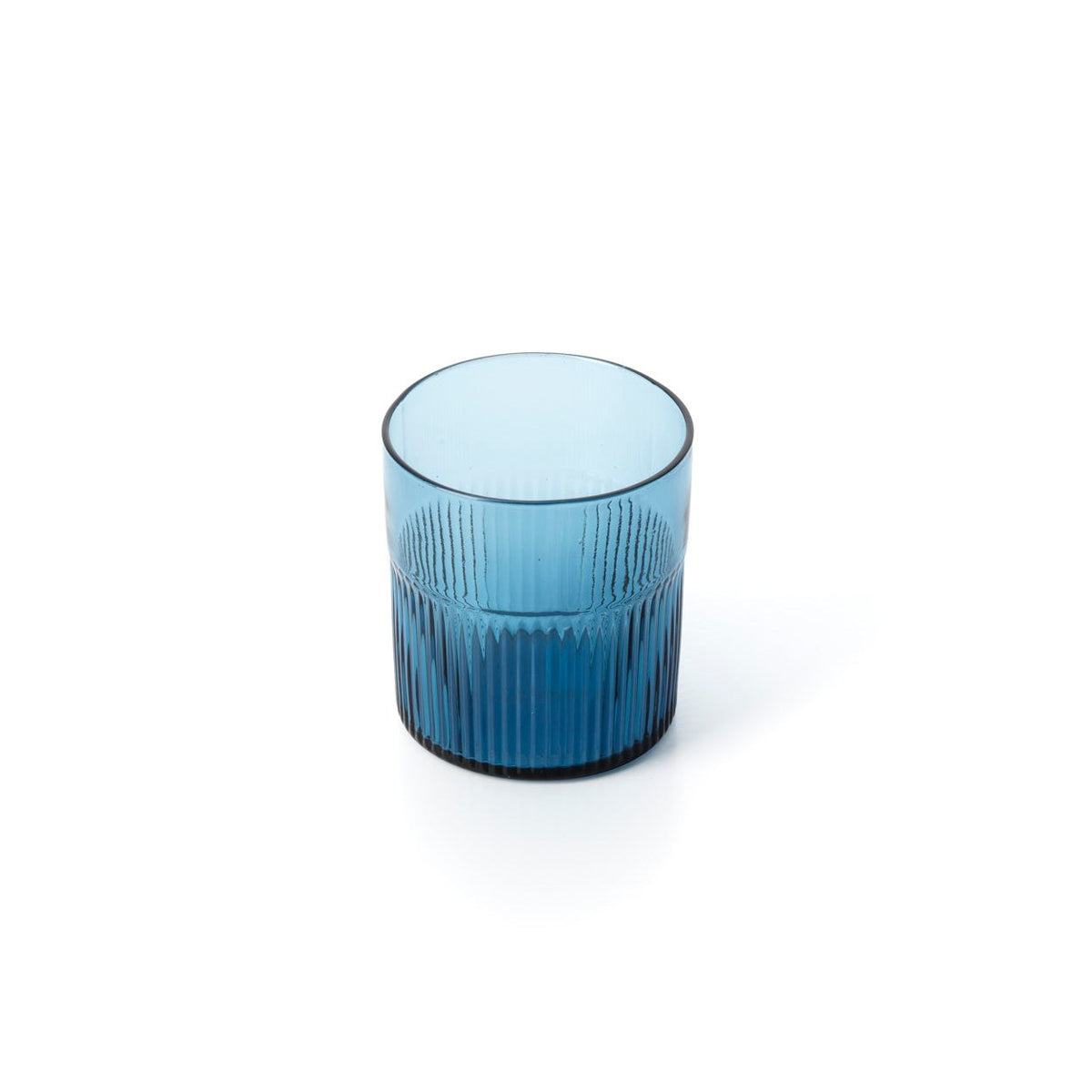 Gobelet Azure en verre bleu vu de trois quarts au-dessus du buvant