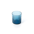 Gobelet cannelé en verre bleu en situation