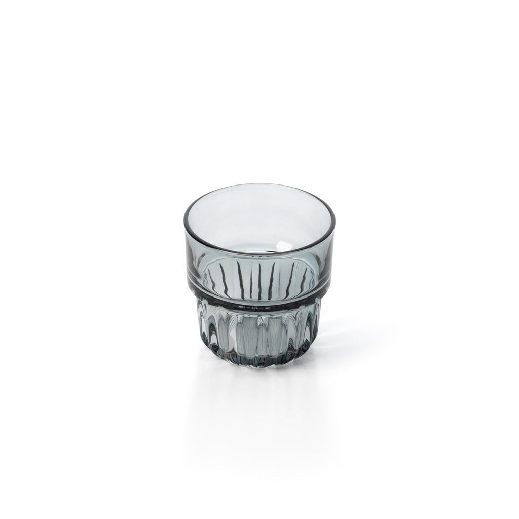 Gobelet empilable à facettes en verre gris fumé en situation
