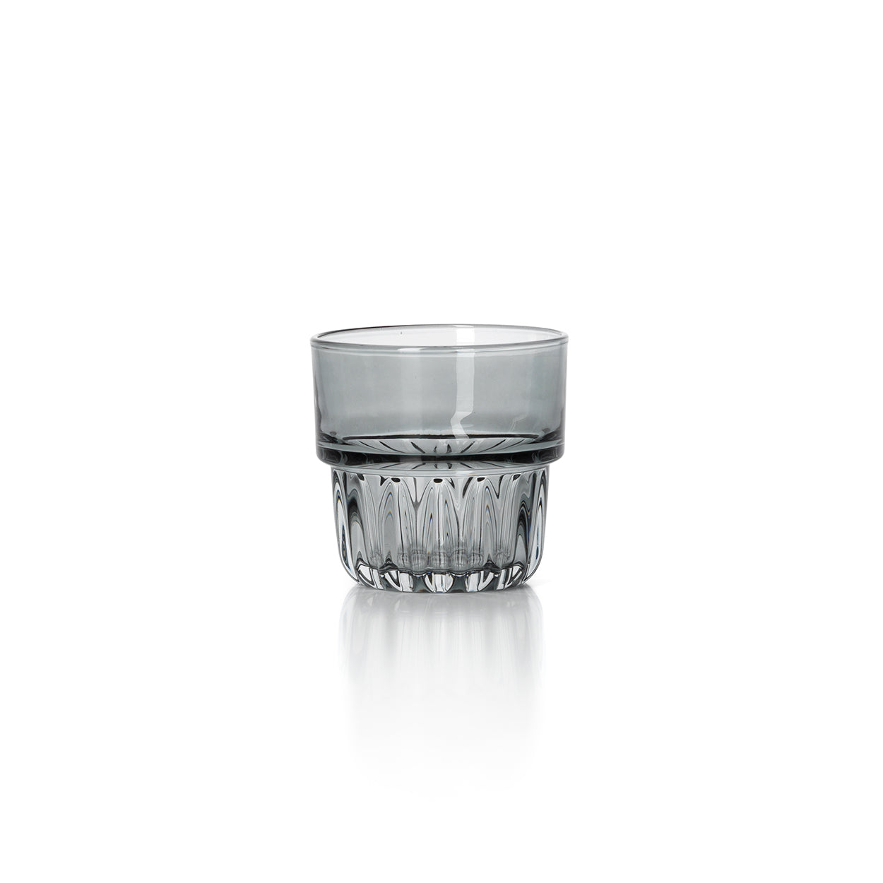Gobelet empilable à facettes en verre gris fumé