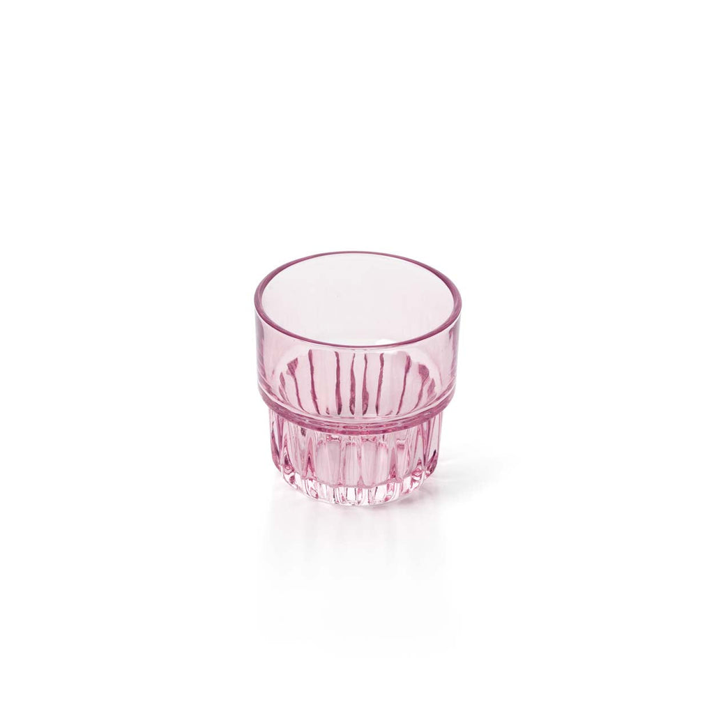 Gobelet empilable à facettes en verre rose en situation