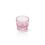 Gobelet empilable à facettes en verre rose en situation