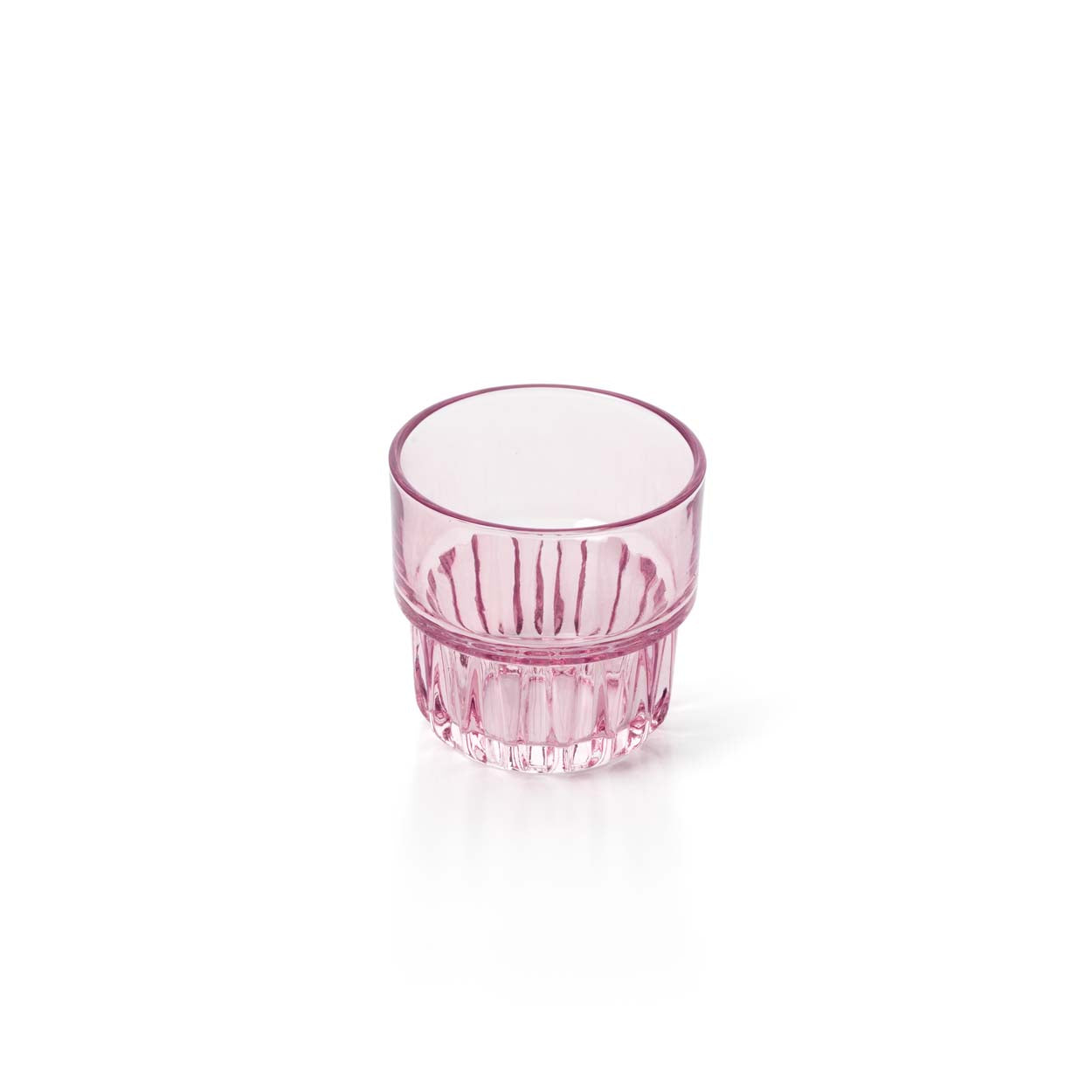 Gobelet empilable à facettes en verre rose en situation