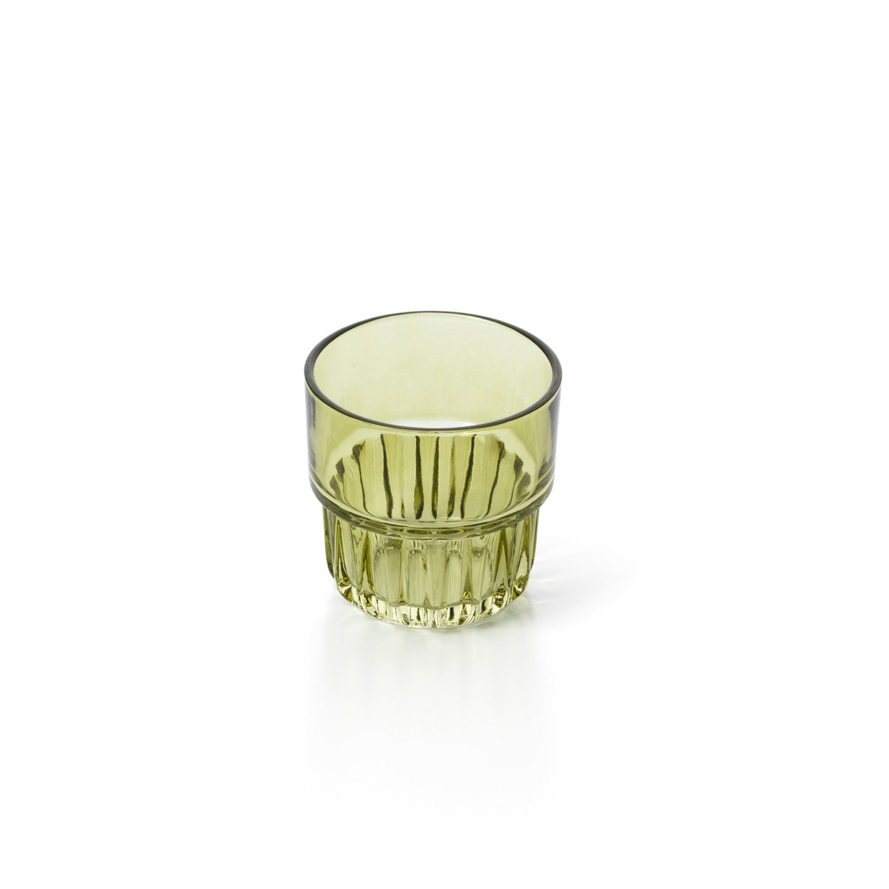 Gobelet empilable à facettes en verre vert olive en situation