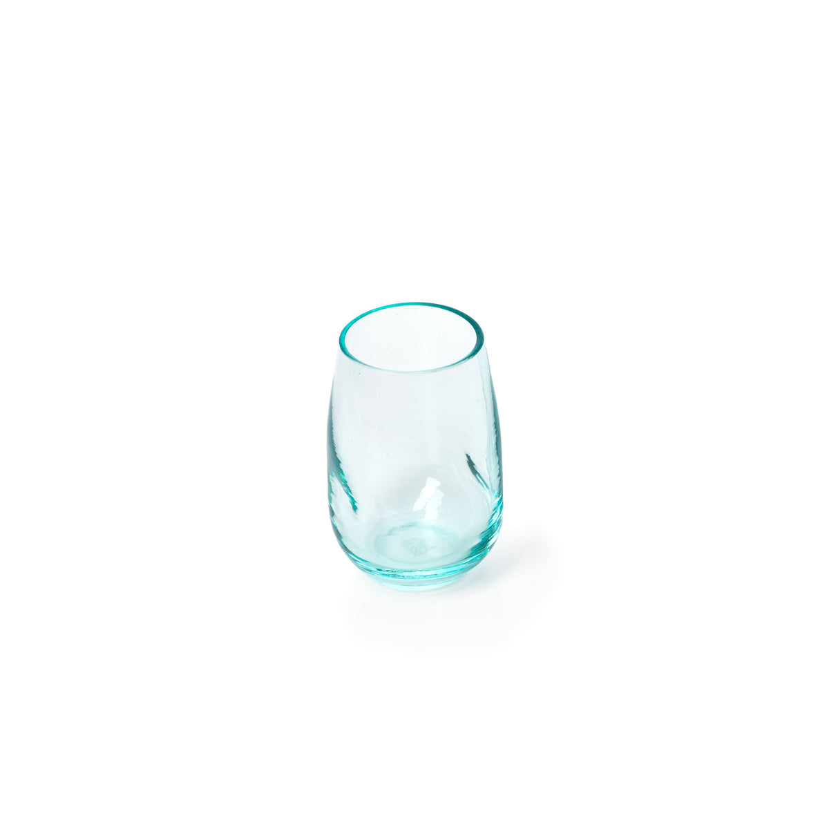 Gobelet galbé en verre recyclé bleuté vu en plongée avec son buvant arrondi et ses empreintes