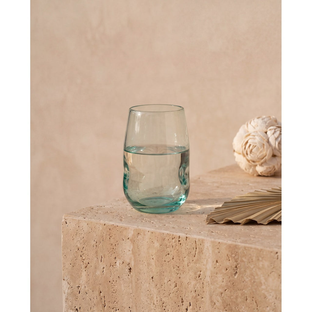 Gobelet galbé à empreintes en verre recyclé 11 cm en situation