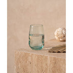 Gobelet galbé à empreintes en verre recyclé 11 cm en situation