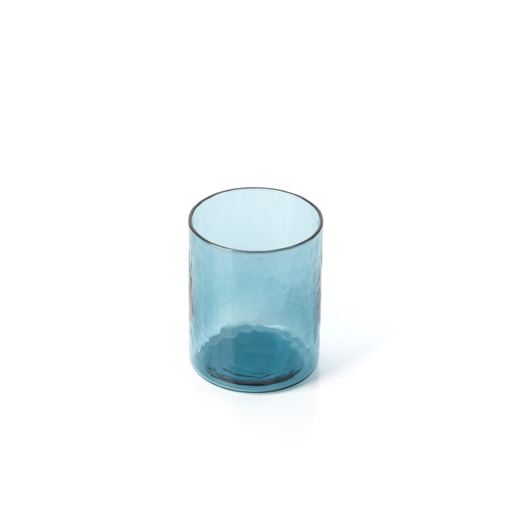 Gobelet haut martelé en verre bleu 10 cm en situation