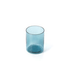 Gobelet haut martelé en verre bleu 10 cm en situation