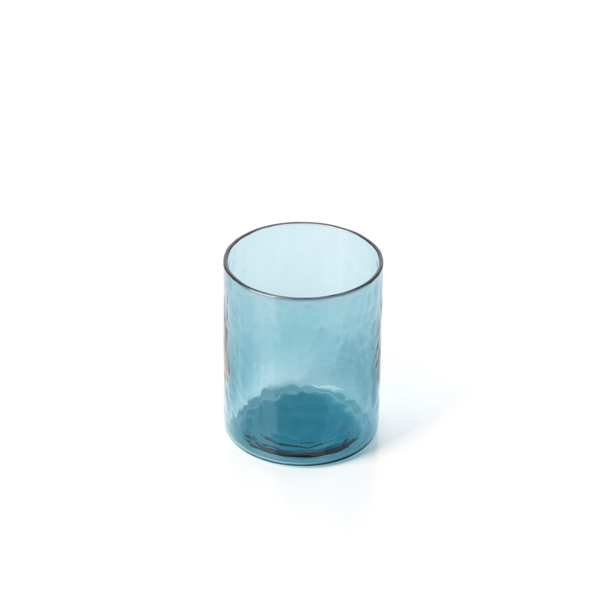 Gobelet haut martelé en verre bleu 10 cm en situation