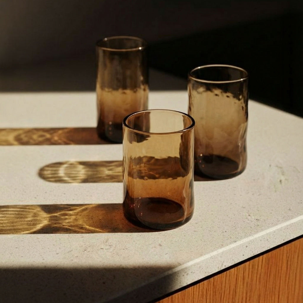 Gobelet haut soufflé en verre brun fumé 13 cm en situation