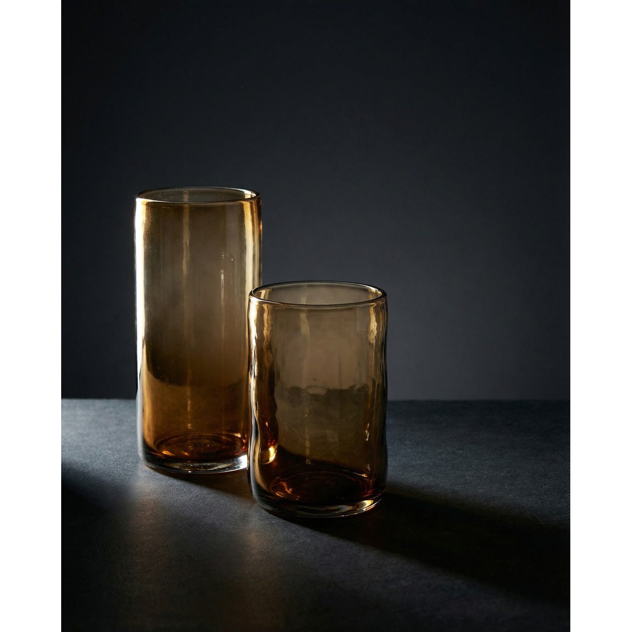 Gobelet haut soufflé en verre brun fumé 13 cm, vue 3