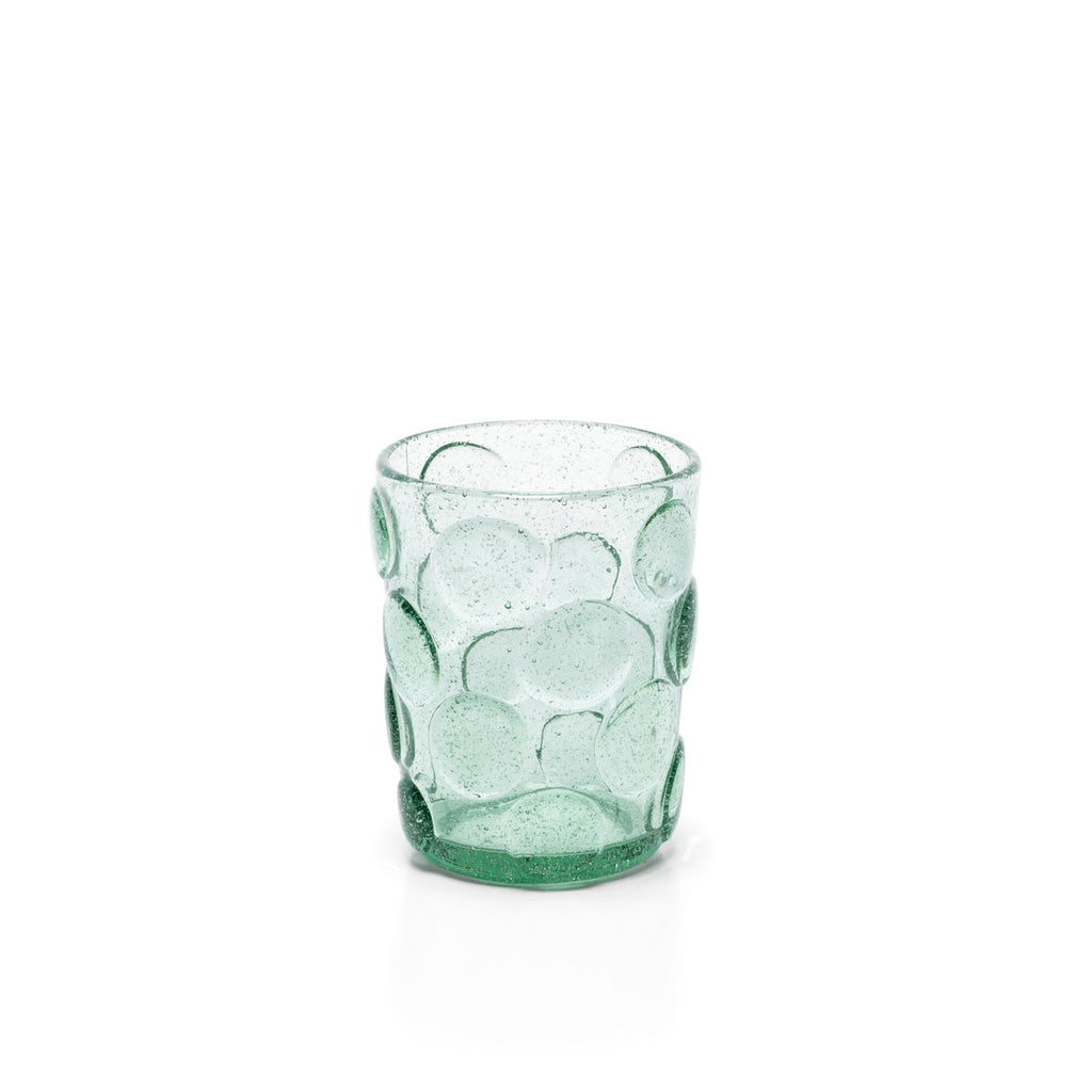Gobelet à pastilles en verre bullé vert d'eau en situation