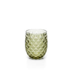 Gobelet à relief losangé en verre vert olive 10 cm en situation
