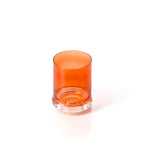 Gobelet à socle transparent en verre orange en situation