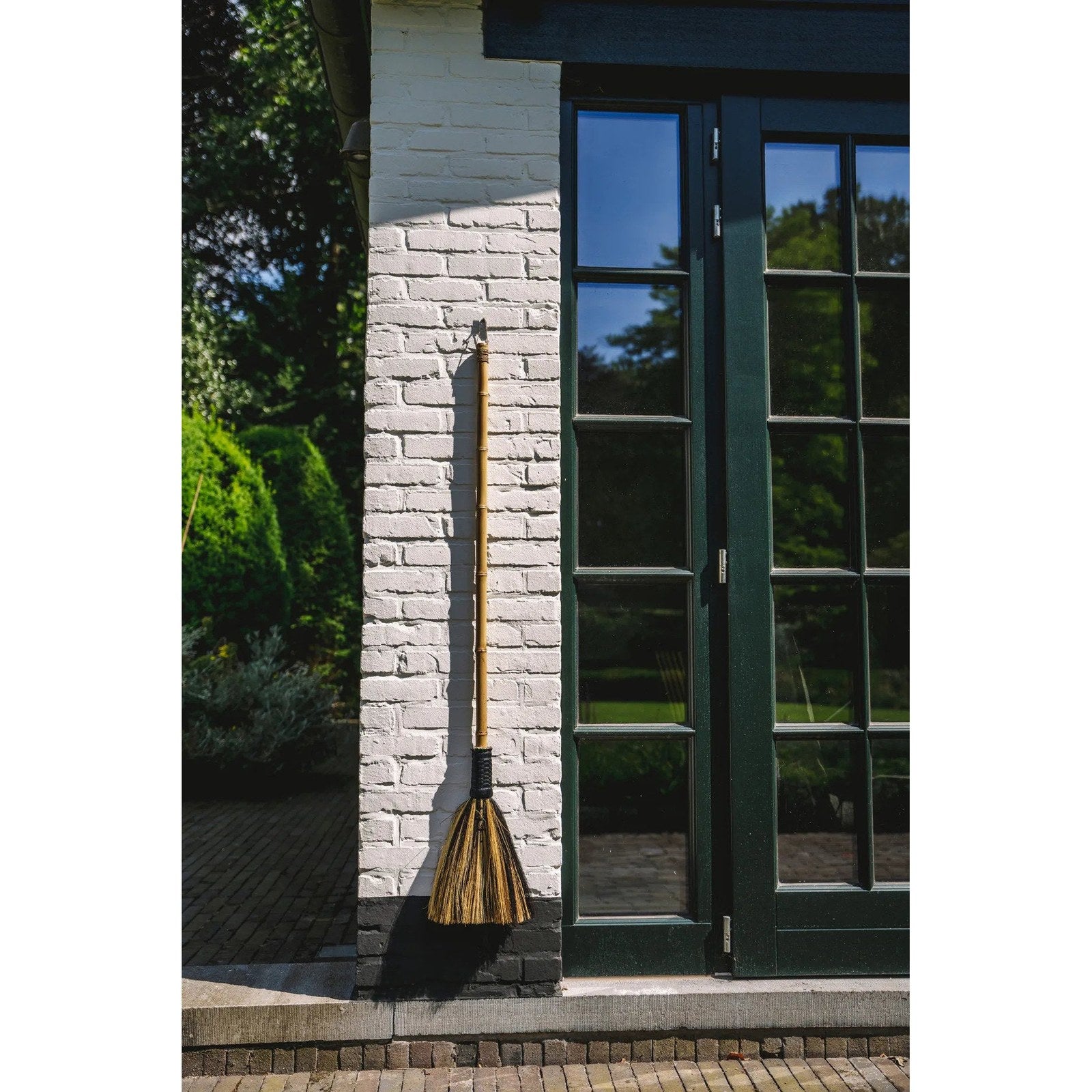 Grand balai décoratif en herbe noire et blonde 130 cm, vue 5