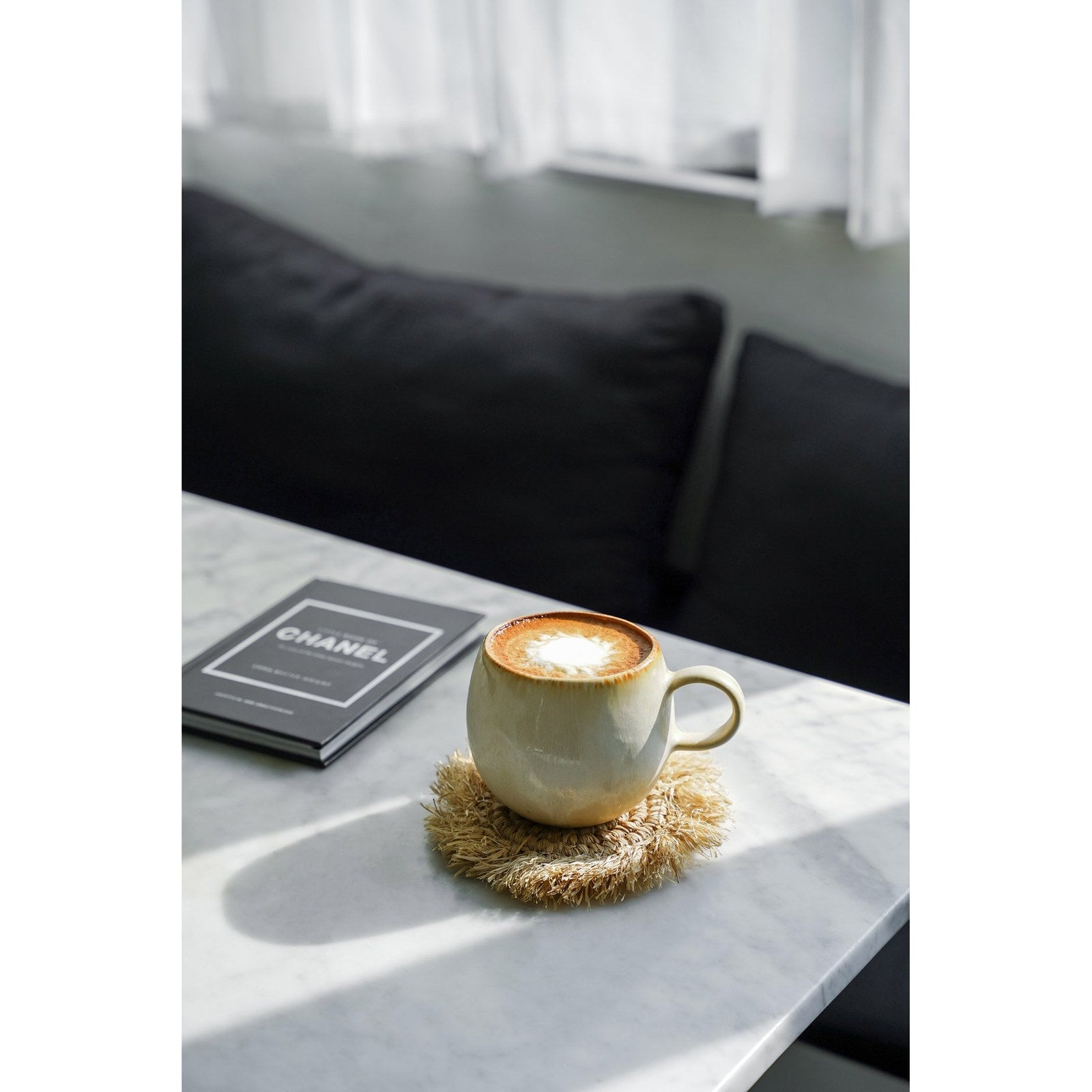 Grand mug boule en grès émaillé crème 11 cm en situation