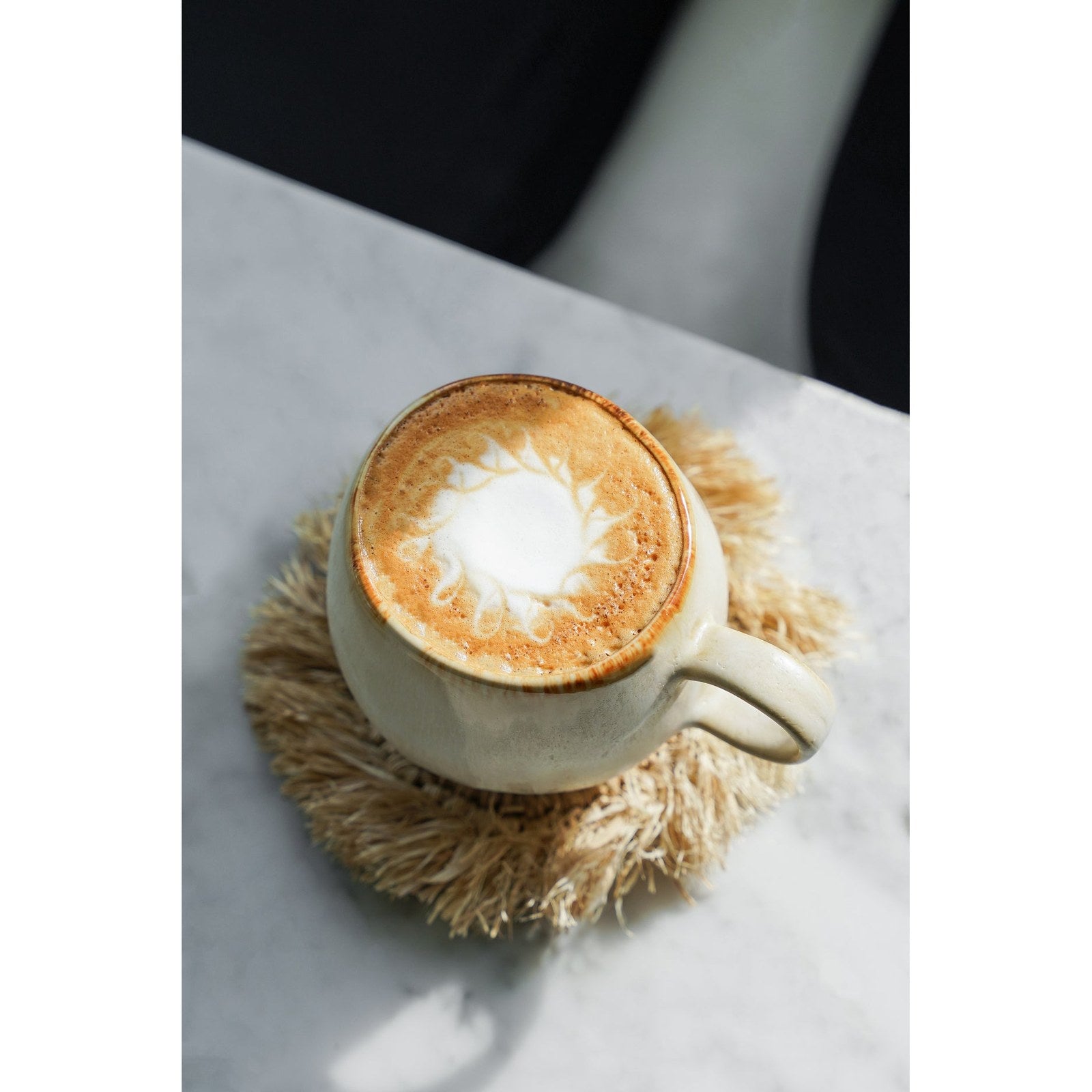 Grand mug boule en grès émaillé crème 11 cm, vue 8