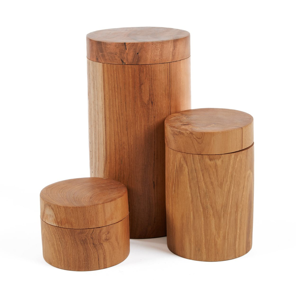 Grand pot en teck massif au centre entouré des pots moyen et petit de la même ligne