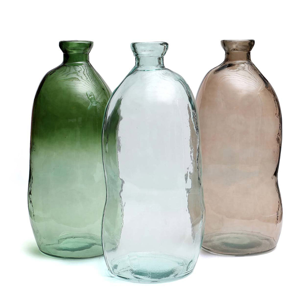 Vases Jinsuo en verre vert bouteille et en verre transparent posés à côté d'une version rosée