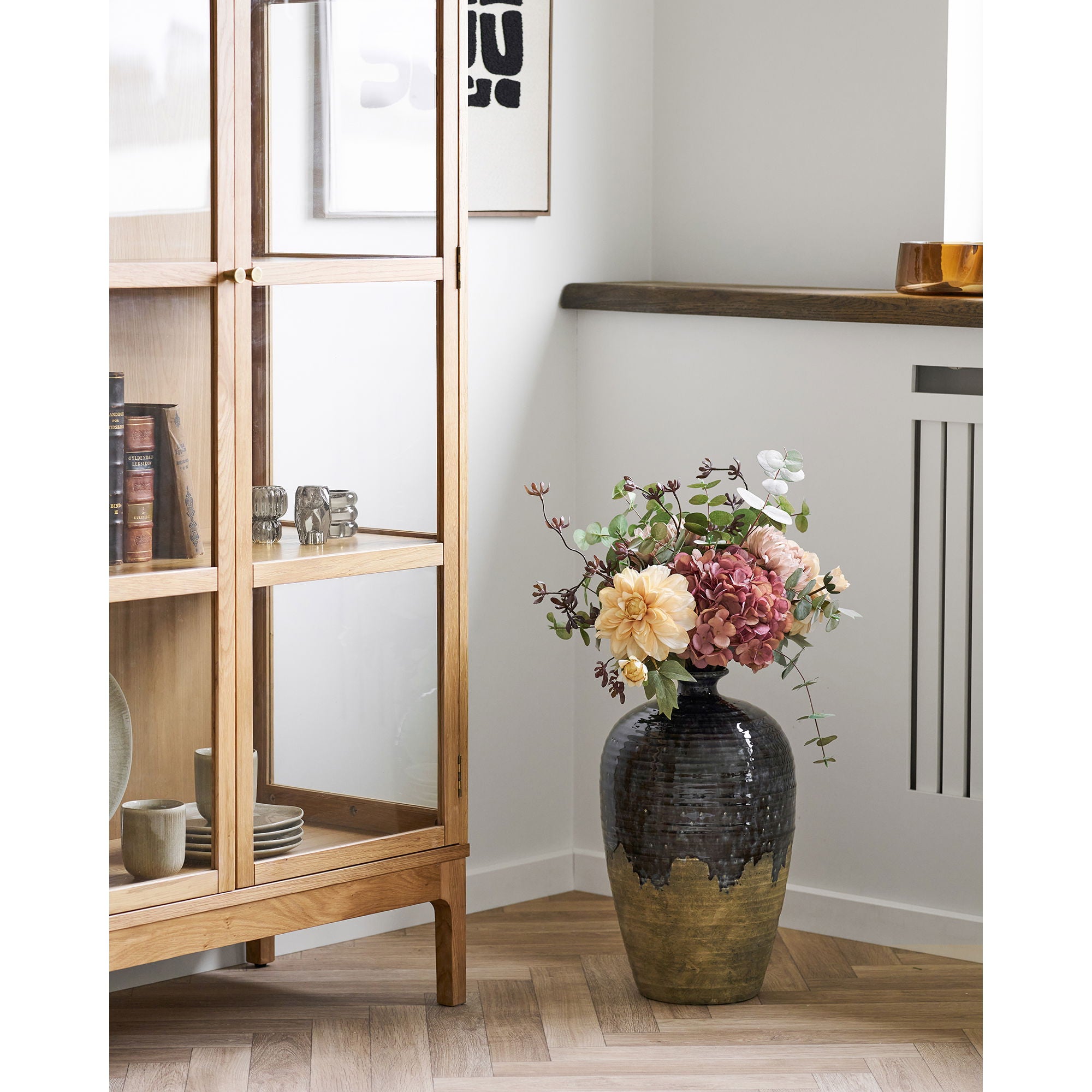 Grand vase céramique bleu nuit grès brut avec bouquet coloré vitrine chêne parquet salon