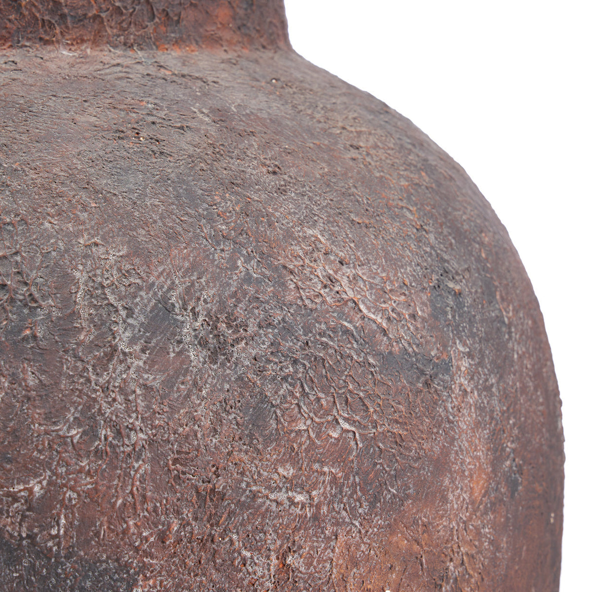 Détail de l'épaule du vase Volcanic et de sa surface craquelée