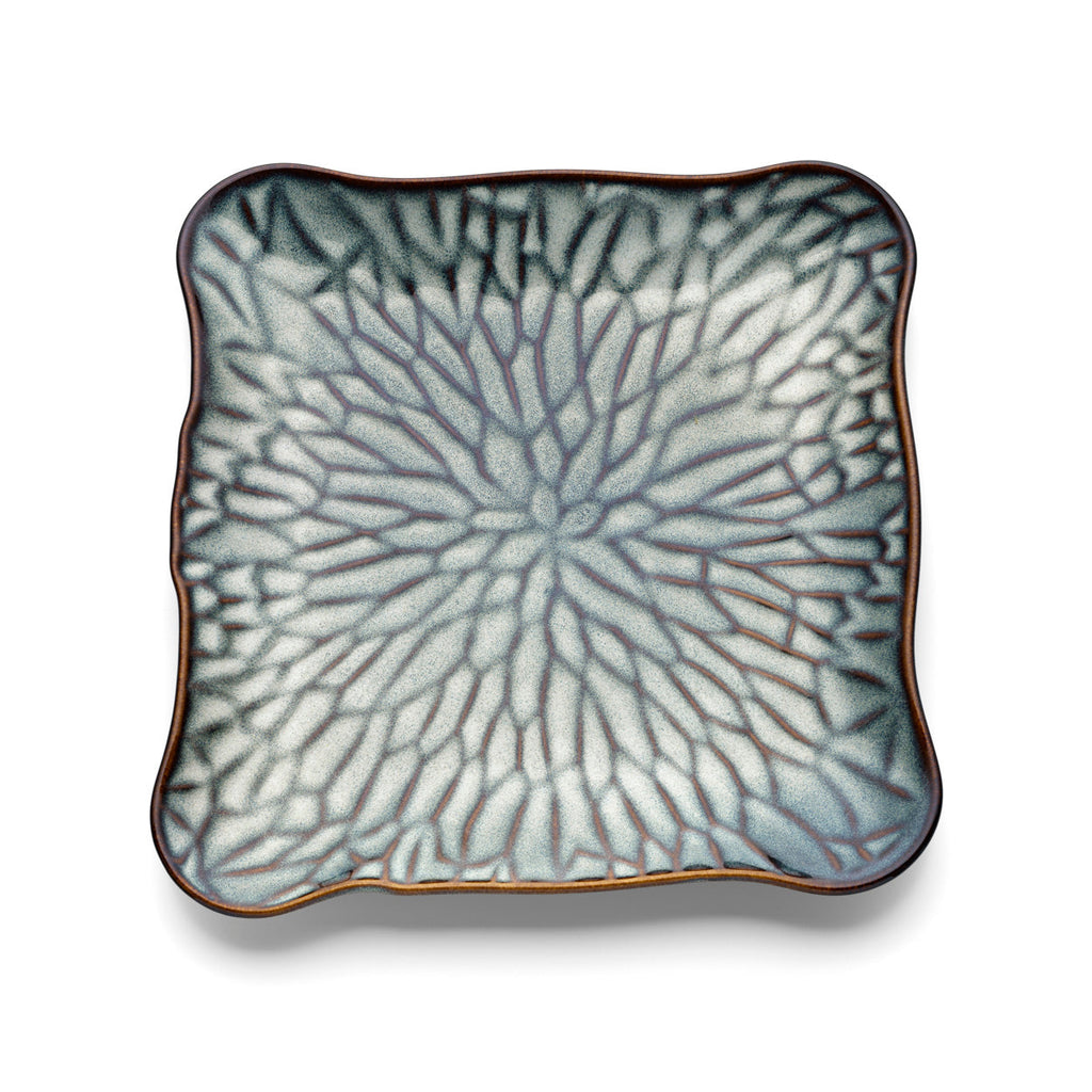 Grande assiette carrée Lotus Ice en grès émaillé 30 cm en situation